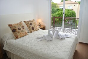 In-room safe, blackout curtains, free WiFi, bed sheets - Caviahue Costa Apart (Mar Azul)