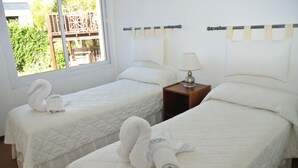 In-room safe, blackout curtains, free WiFi, bed sheets - Caviahue Costa Apart (Mar Azul)