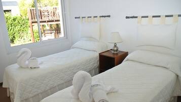 1 kamar tidur, brankas, tirai kedap cahaya, dan Wi-Fi gratis