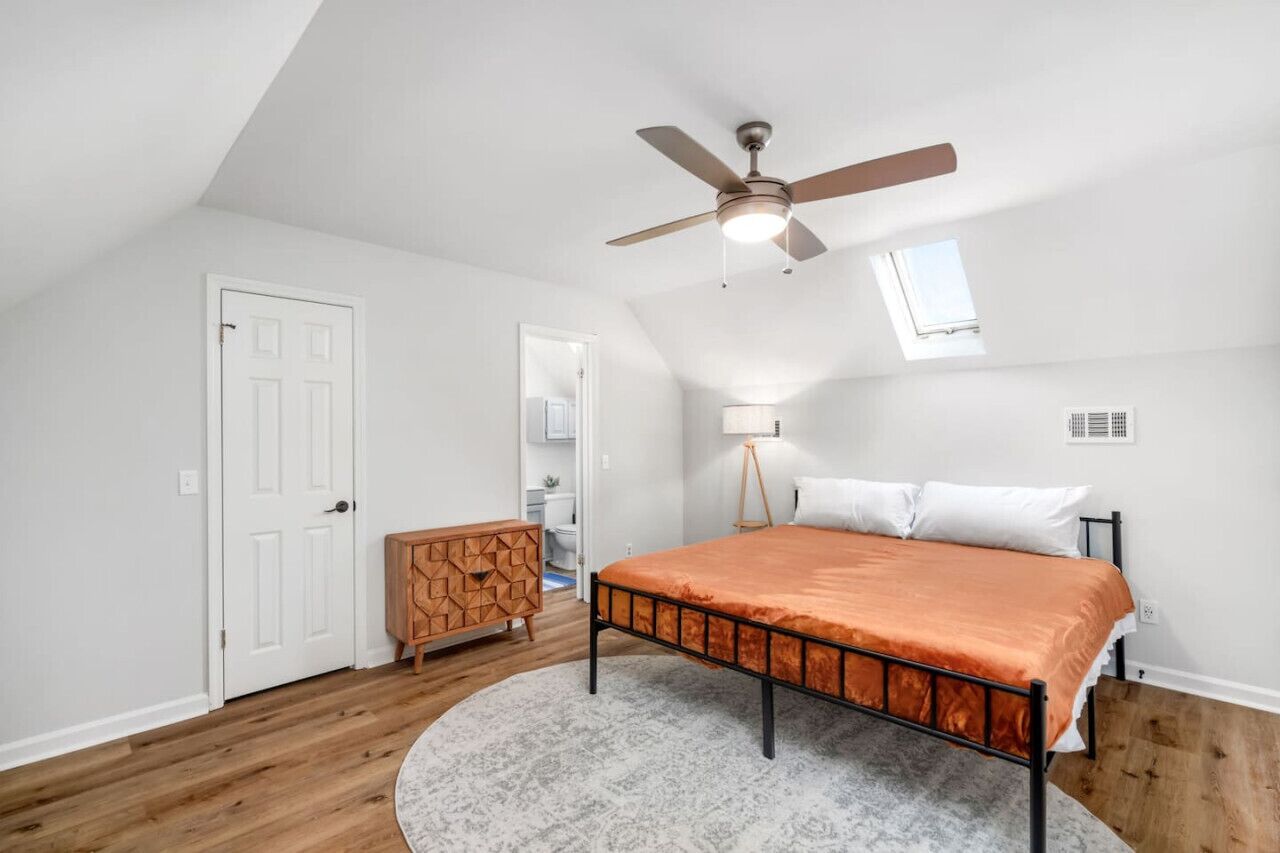 2 bedrooms, desk, iron/ironing board, travel cot