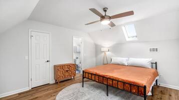 2 habitaciones, escritorio y tabla de planchar con plancha