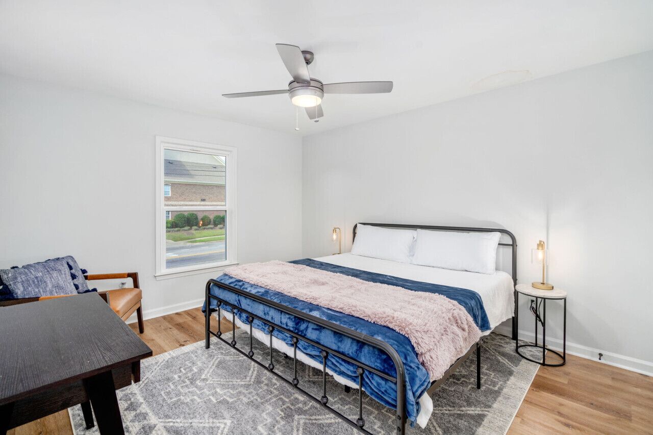 2 soverom, skrivebord, strykejern/-brett og reiseseng for barn