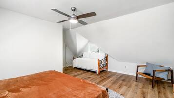2 habitaciones, escritorio y tabla de planchar con plancha