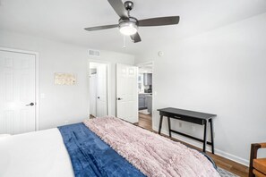 2 bedrooms, desk, iron/ironing board, travel cot - Walk to Downtown & Campus Modern 2BR Condo (Auburn)