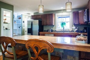 Kylskåp, mikrovågsugn, ugn och spishäll