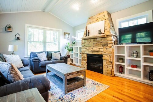 Cozy Home near AVL, Dog Friendly with fenced yard!