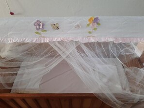 1 quarto, ferros/tábuas de passar roupa, roupa de cama