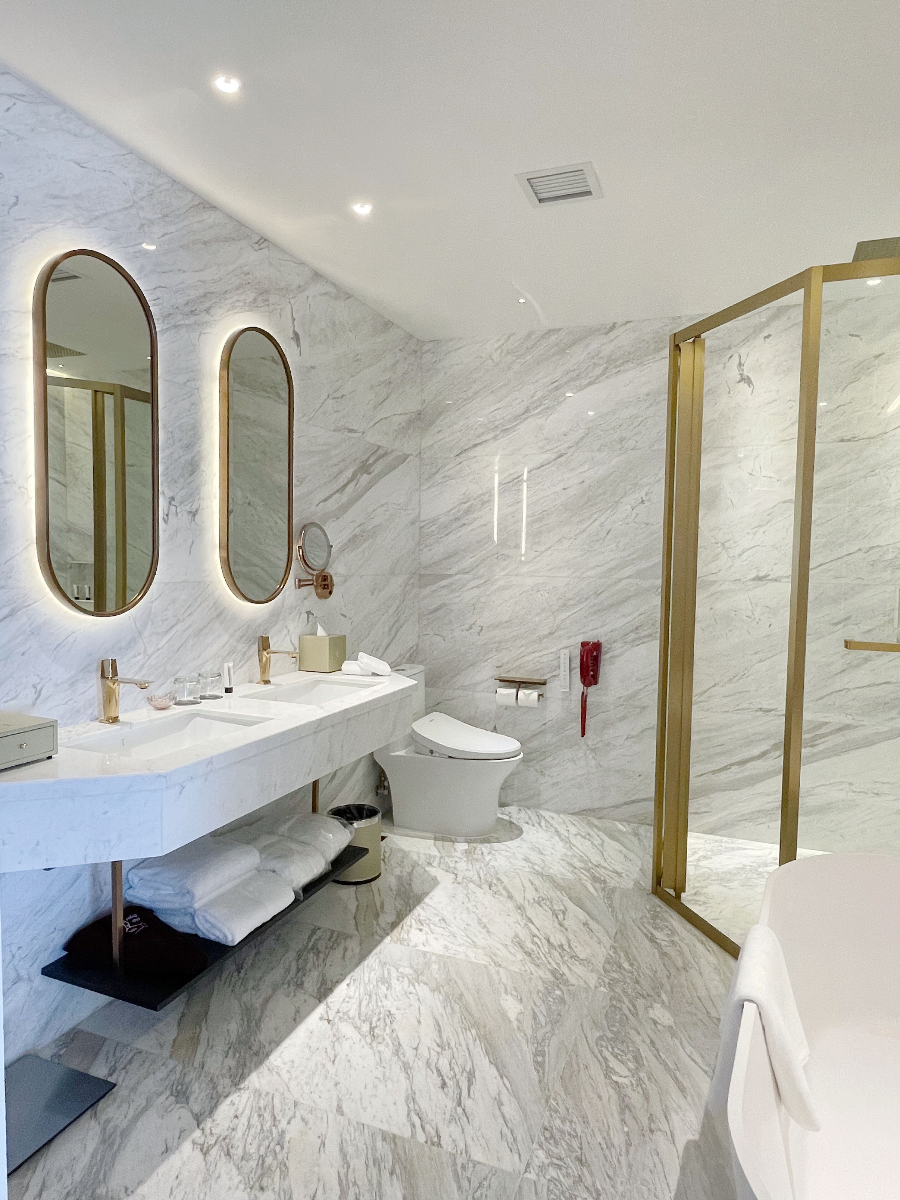 Suite familiale, 1 chambre, patio, vue sur le lac | Salle de bain | Baignoire et douche séparées, articles de toilette (gratuits)