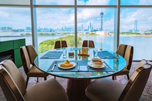 Se ofrece un desayuno bufé (218 HKD por persona)