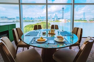 Desayuno buffet diario (HKD 218 por persona)