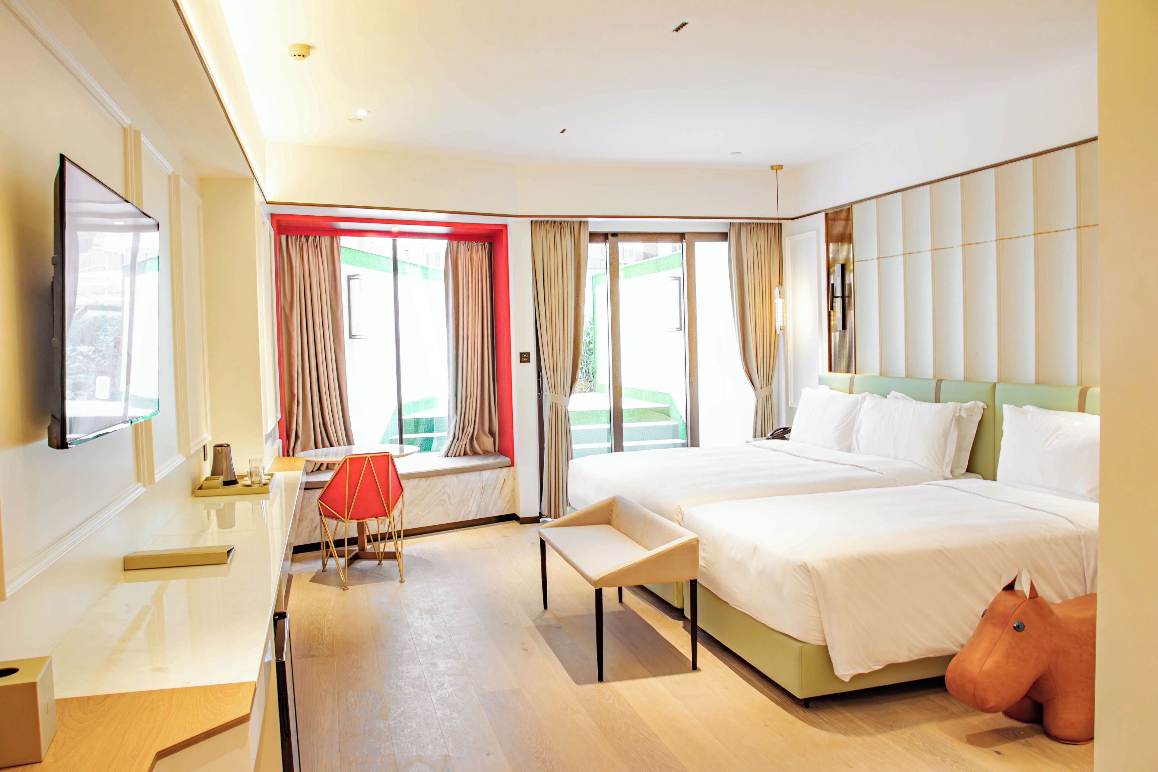 家庭三人房, 多張床, 陽台, 部分海景 | 羽絨被、客房內保險箱、遮光布/窗簾、隔音