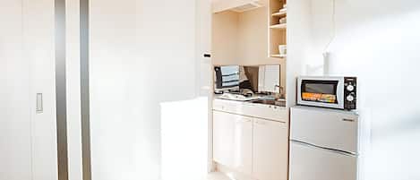 Kühlschrank, Mikrowelle, Herdplatte, Wasserkocher