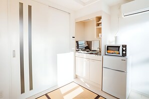 Geladeira, micro-ondas, cooktop, chaleira elétrica