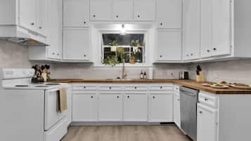 Kjøleskap, ovn, kokeplater og oppvaskmaskin