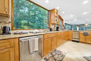 Fridge, coffee/tea maker