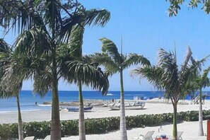 On the beach, sun loungers, beach towels - Confort Apartamento en Samaria Club de Playa Santa Marta Salida Directa al mar (Gaira)