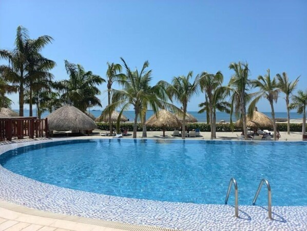 Outdoor pool - Confort Apartamento en Samaria Club de Playa Santa Marta Salida Directa al mar (Gaira)