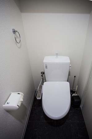 Haartrockner, Bidet, Handtücher, Shampoo