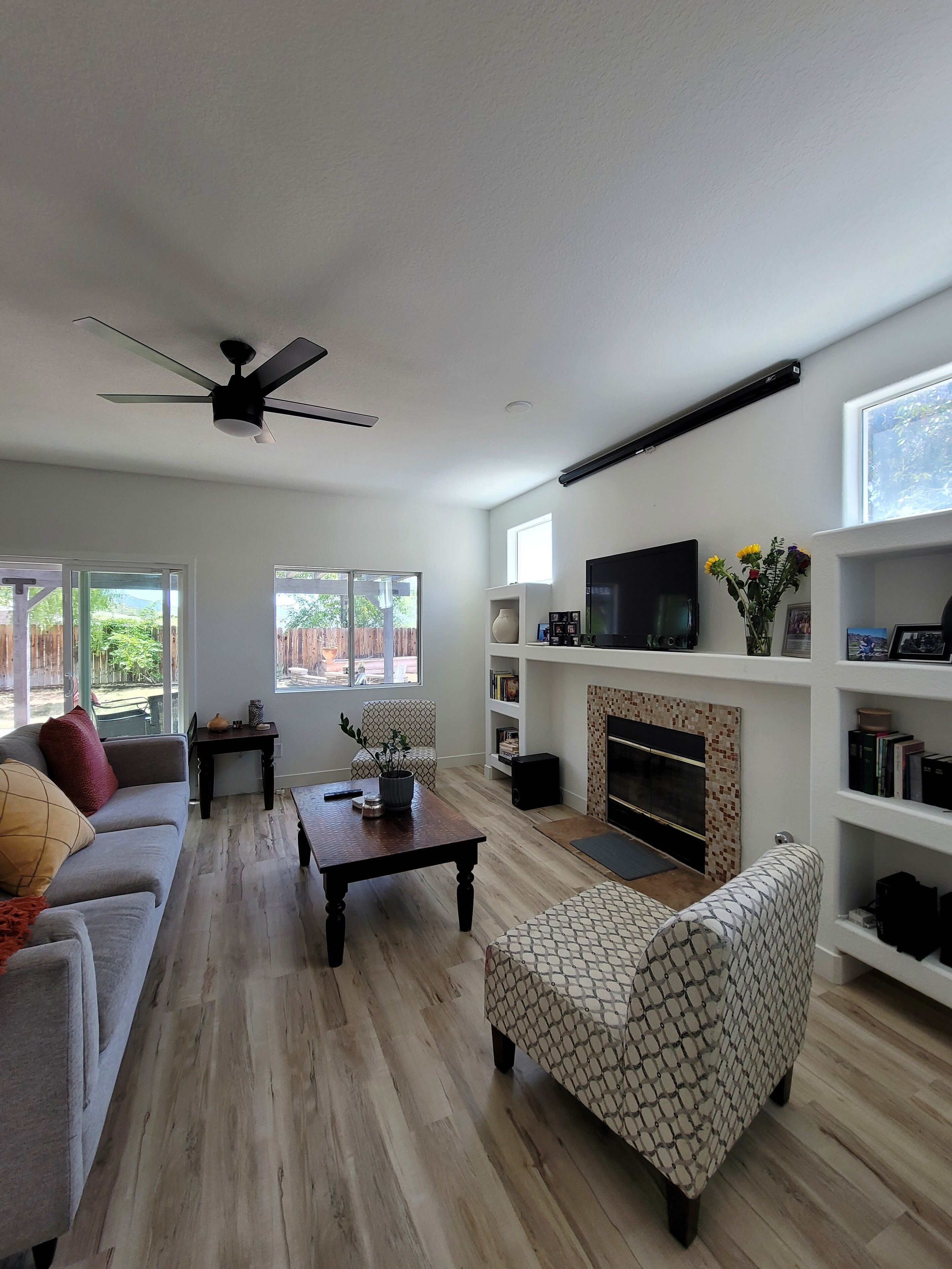 Desert Oasis centrally located-3bds/3baths, pool house with piano.