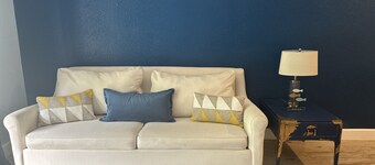 Family-sized condo on lush green golf course &
5minutes from Margaritaville. 

