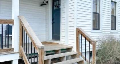 Cozy 2 bed/ 1 bath home - Minutes from UNL & Downtown. Pet- Friendly!