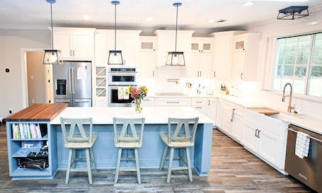 Fridge, microwave, oven, stovetop. Modern Farmhouse in Wallisville!