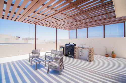 Penthouse, Rooftop Jacuzzi, Amazing Arch Views, Close to Medano Beach and Costco