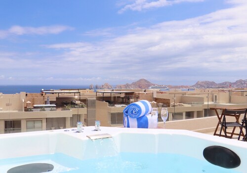 Penthouse, Rooftop Jacuzzi, Amazing Arch Views, Close to Medano Beach and Costco