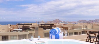 Penthouse, Rooftop Jacuzzi, Amazing Arch Views, Close to Medano Beach and Costco