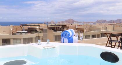 Penthouse, Rooftop Jacuzzi, Amazing Arch Views, Close to Medano Beach and Costco