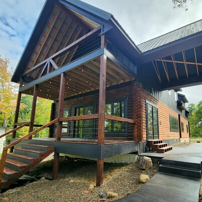 Bear Paw Cabin on the lake, with private water access, quiet getaway sleeps 10