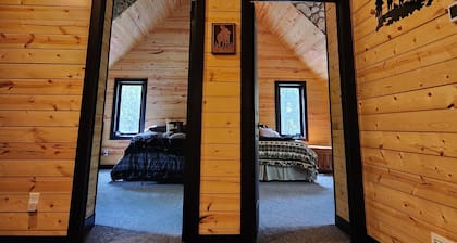 Bear Paw Cabin on the lake, with private water access, quiet getaway sleeps 10
