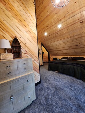 4 bedrooms, travel crib, WiFi, bed sheets