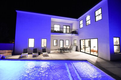 Black Ridge Villa near Sand Hollow & Zions. Sleeps 32. Private pool & hot tub. 