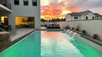 Alberca al aire libre y alberca climatizada