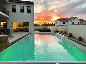 Alberca al aire libre y alberca climatizada