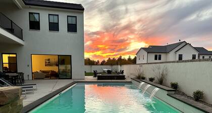 Huge Private Pool. 5 King Suites. Near Sand Hollow and Zion. Sleeps 32.