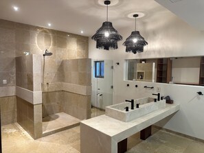 Douche, sèche-cheveux, serviettes fournies, savon
