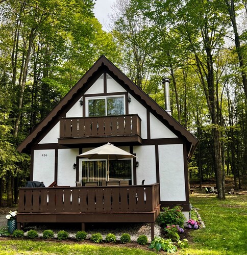 Relax at the Cozy Cabin, just a 5-min drive to it all