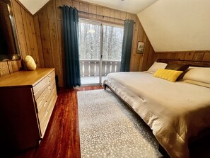 3 bedrooms, desk, iron/ironing board, travel crib