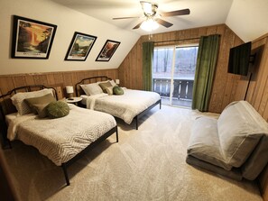3 bedrooms, desk, iron/ironing board, travel cot - Relax at the Cozy Cabin, just a 5-min drive to it all (Harbor Springs)