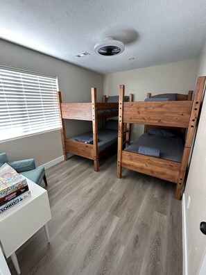 4 bedrooms, iron/ironing board, free WiFi, bed sheets - Charming cabin retreat near the picturesque Sevier River and Piute ATV trail. (Marysvale)