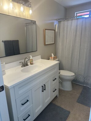 Shower, towels, soap, shampoo - Charming cabin retreat near the picturesque Sevier River and Piute ATV trail. (Marysvale)