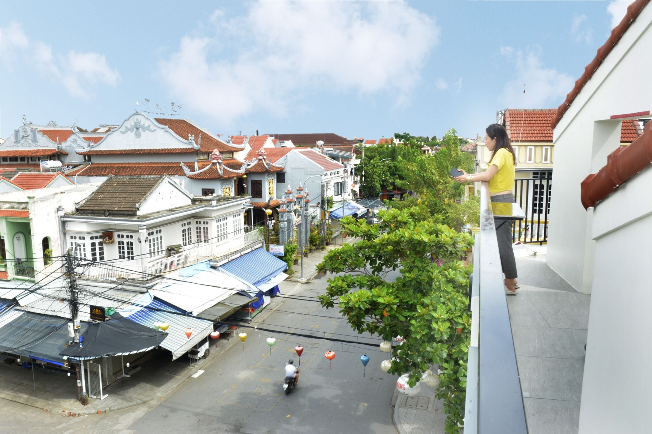 A traditional building with a tiled roof and a balcony.