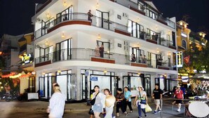 A multi-story hotel with balconies and a sign reading "LISA 2". - Lisa Homestay 2 (Da Nang)