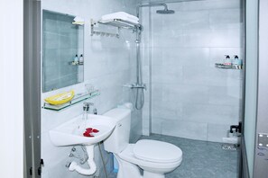 A modern bathroom with a toilet, sink, and shower. - Lisa Homestay 2 (Da Nang)