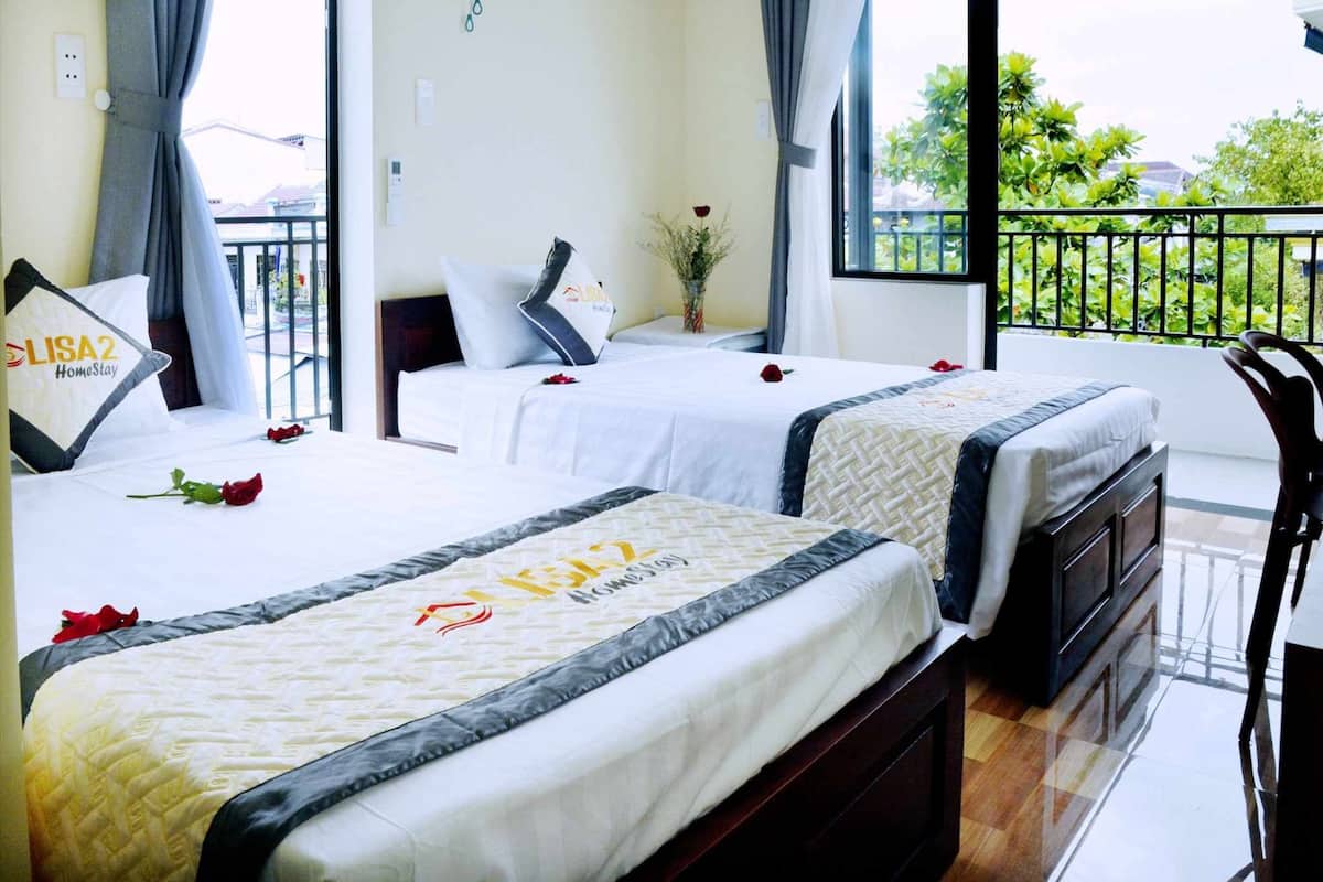 Phòng 3 Deluxe | Bàn, màn/rèm cản sáng, phòng cách âm