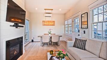 Een televisie, een open haard en een stereo