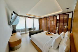 Executive Suite | 1 bedroom, premium bedding, pillowtop beds, free minibar items