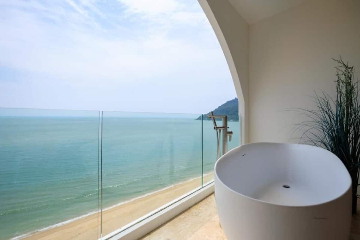 King Suite with Ocean View | Balcony view